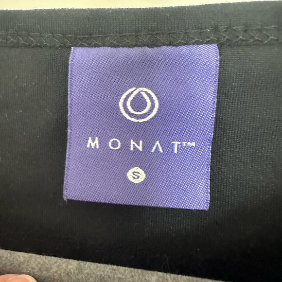Monat athletic crop with built in bra - Picture 3 of 3